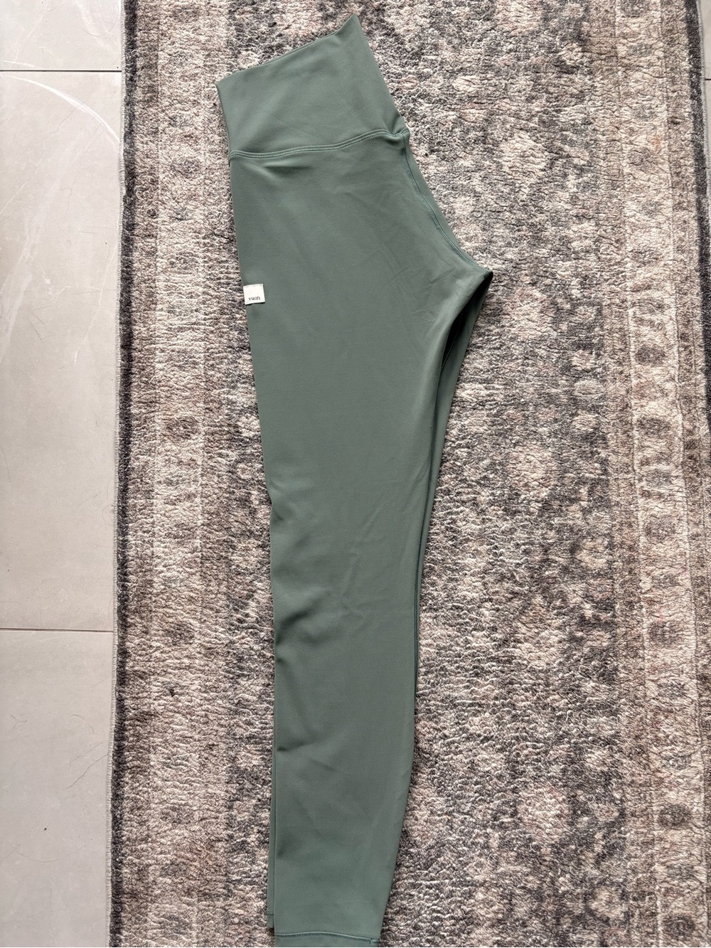 Vuori High-Rise Leggings in Olive